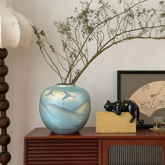 Moderne chinesische Keramikvase mit Landschaftsmalereimotiv und einer blauen runden Blumenschale