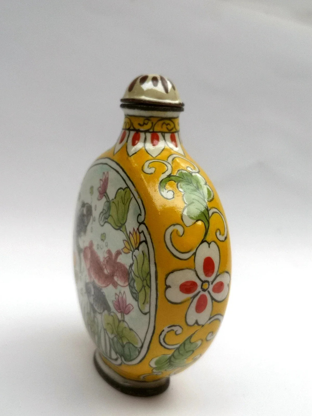 Alte chinesische Schnupftabakflasche aus Cloisonné mit Fisch- und Lotosmotiv