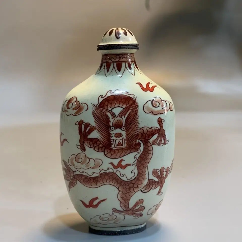 Frühe Sammler-Schnupftabakflasche, Rotkupferkörper Emaille Doppeldrachen-Design, Exquisite Handwerkskunst, Kulturelles Handspiel-Ornament