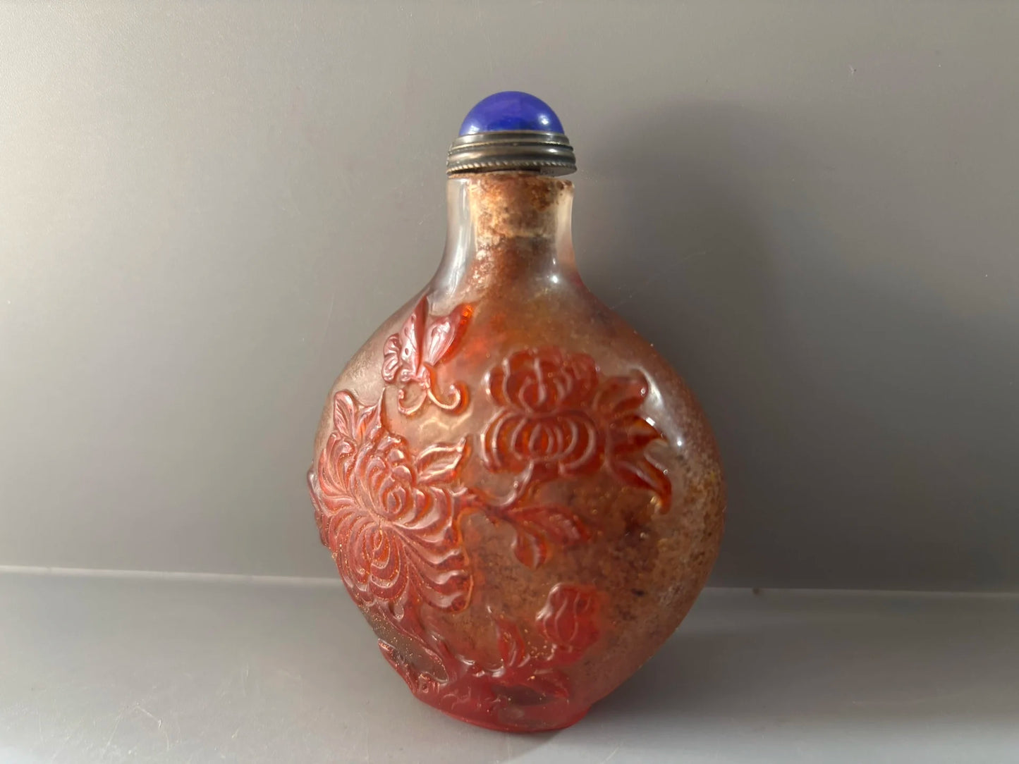 Orangeglasierte Chrysanthemen-Schnupftabakflasche – Chinesische Sammlerkunst