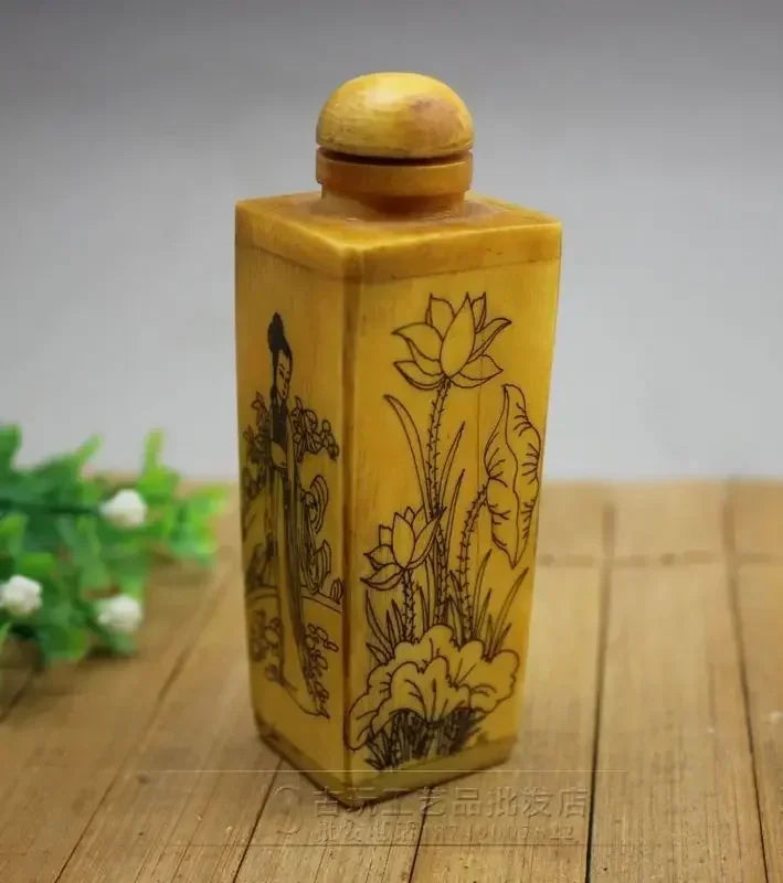 Schnupftabakflasche im antiken Stil, aus Bein geschnitzt, mit Lotus – chinesisches Sammlerstück