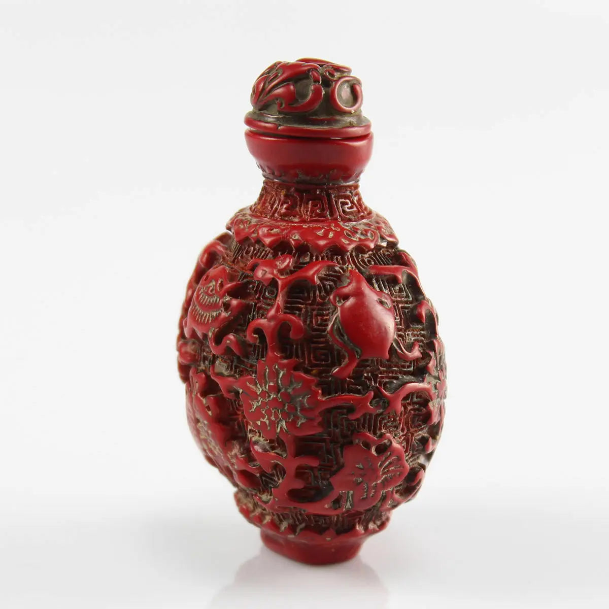 Schnupftabakflasche mit Korallenrelief – Blumen, Fische, Glückssymbole – Chinesisches Sammlerstück